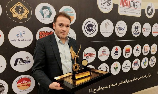نشان مدیر موفق سال برای مجموعه شرکت فولاد اکسین خوزستان نشان مدیر موفق سال برای مجموعه شرکت فولاد اکسین خوزستان