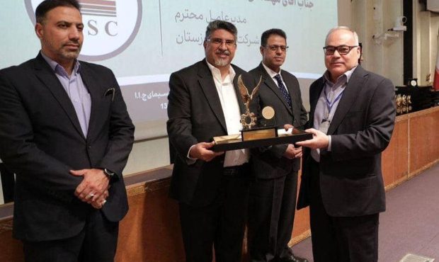 تندیس و لوح زرین سمپوزیوم ملی مدیران موفق به مدیرعامل شرکت فولاد خوزستان اعطا شد تندیس و لوح زرین سمپوزیوم ملی مدیران موفق به مدیرعامل شرکت فولاد خوزستان اعطا شد