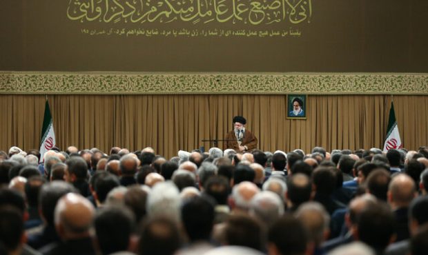 یکی از مشکلات ما، وابستگی به دلار است